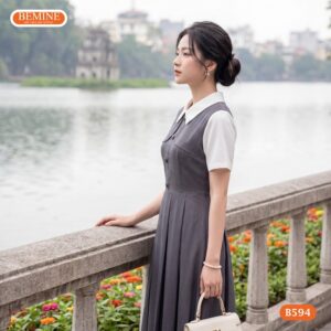 Người mẫu diện đầm chữ a cổ đức phối đính cúc BEMINE B594.