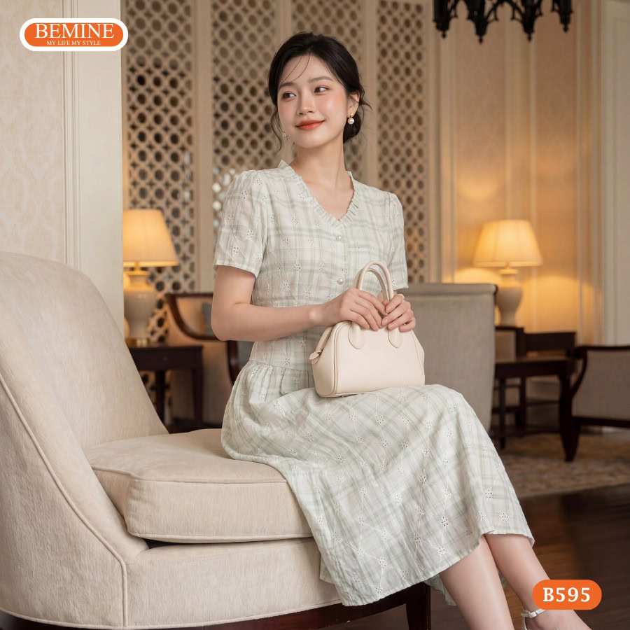 Đầm thiết kế BEMINE cổ tim in hoa dáng chữ A B595 1 Mẫu đầm thiết kế BEMINE cổ tim in hoa dáng chữ A B595 mang đến diện mạo thanh thoát nhờ họa tiết hoa nhã nhặn trên nền vải caro xước cao cấ