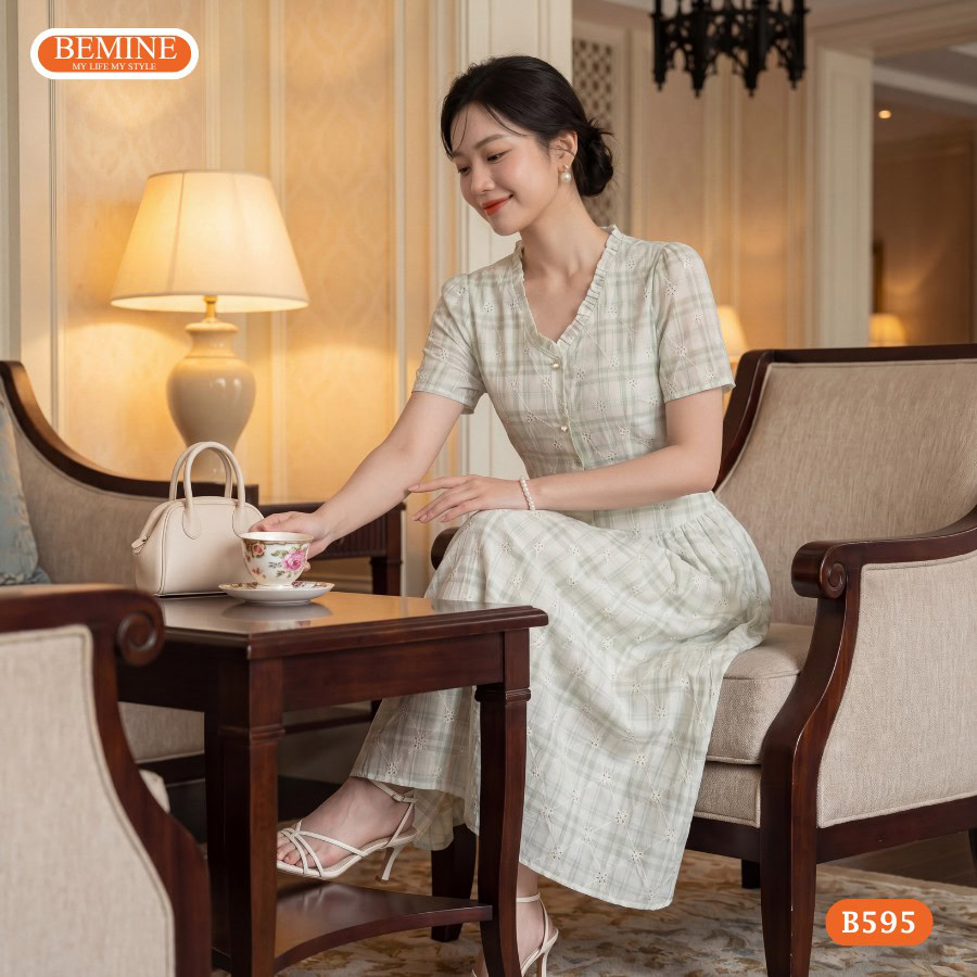 Đầm thiết kế BEMINE cổ tim in hoa dáng chữ A B595 2 Đầm thiết kế BEMINE B595 mang lại diện mạo nữ tính trẻ trung.