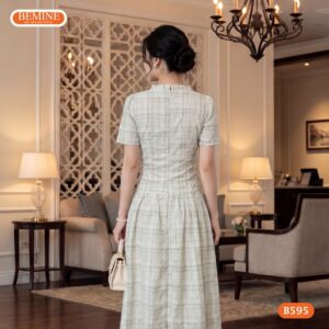 Cận cảnh đường may sắc sảo của mẫu đầm in hoa BEMINE B595.