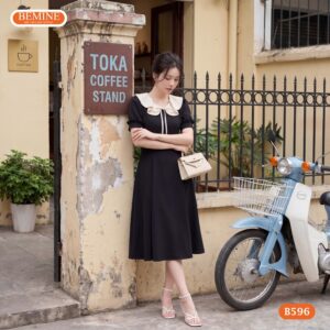 Người mẫu diện đầm chữ a cổ bèo đính nơ BEMINE B596.