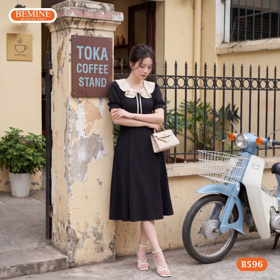 Người mẫu diện đầm chữ a cổ bèo đính nơ BEMINE B596.