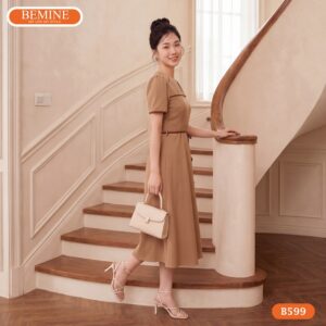 Người mẫu diện đầm chữ a cổ tròn phối dây eo hoa BEMINE B599.