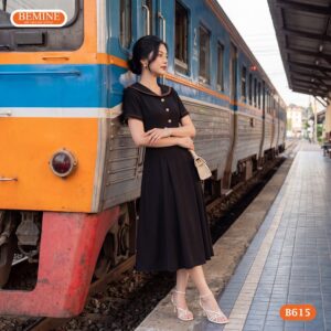 Người mẫu diện đầm chữ a cổ thủy thủ phối viền đính cúc BEMINE B615.