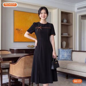 Đầm thiết kế BEMINE B619 cổ tròn chạy viền đính nơ thanh lịch.