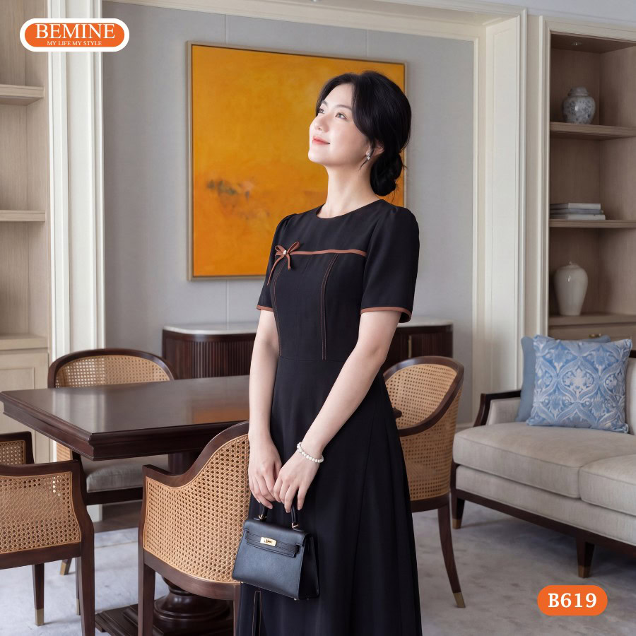 Đầm thiết kế BEMINE cổ tròn chạy viền đính nơ dáng chữ A B619 3 Người mẫu diện đầm chữ a cổ tròn chạy viền BEMINE B619.