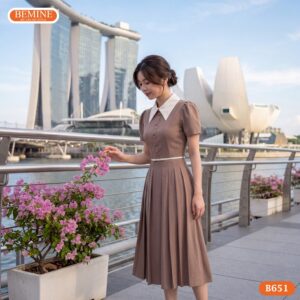 Người mẫu diện đầm chữ a cổ sơ mi phối cúc BEMINE B651.