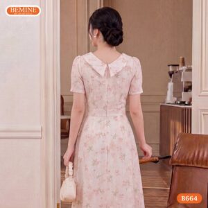 Cận cảnh đường may sắc sảo của mẫu đầm in hoa dáng dài BEMINE B664.