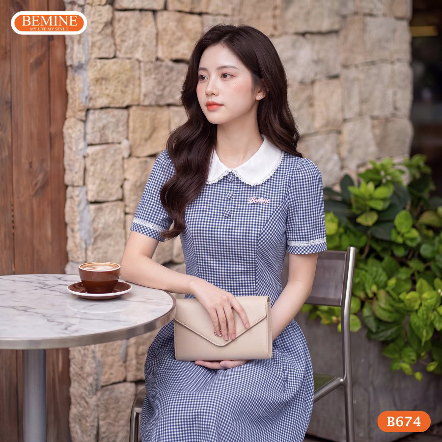 Đầm cổ sen caro BEMINE dáng chữ a B674 2 Chi tiết cổ sen viền ren của Đầm cổ sen caro BEMINE dáng chữ a B674 B674