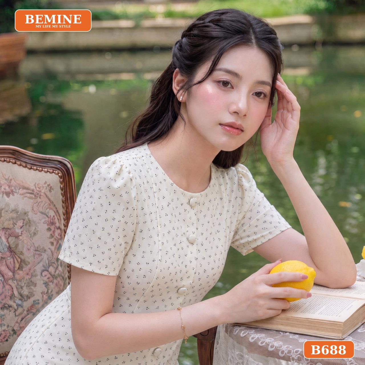 Chất liệu đũi hoa nhí thoáng mát, thoải mái của đầm BEMINE B688