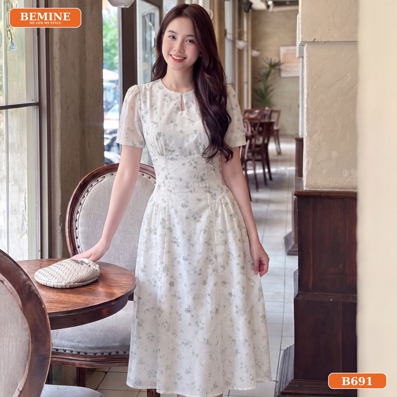 Phối đồ cùng đầm họa tiết in hoa BEMINE đi dạo phố