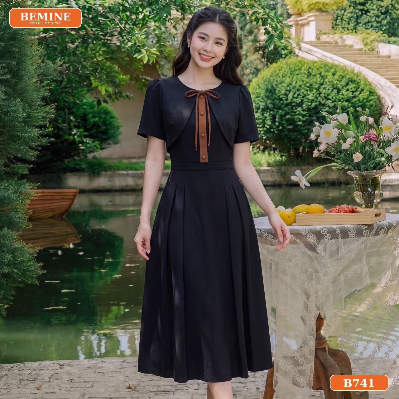 Người mẫu diện đầm thiết kế BEMINE cổ tròn vạt ngoài dáng chữ A B741 đen tinh tế cho buổi hẹn hò