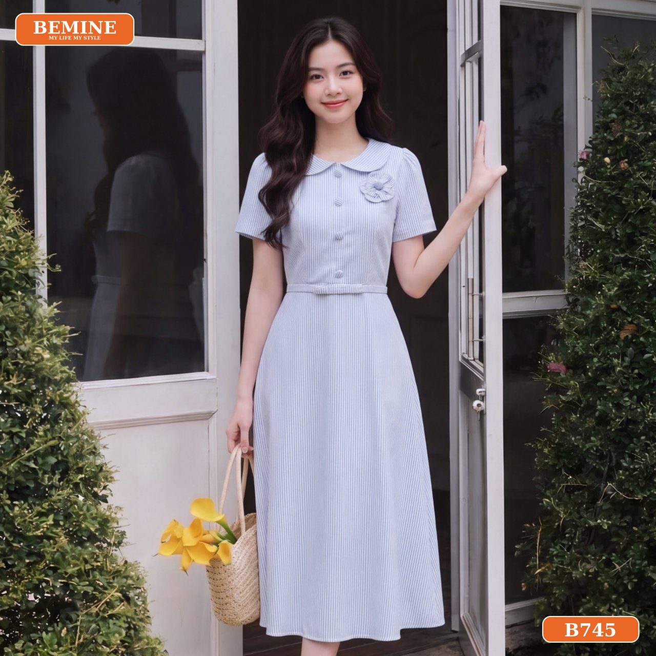 Đầm thiết kế BEMINE cổ sen dáng dài họa tiết sọc B745 2 Chi tiết phom dáng và hàng nút giả trên đầm thiết kế BEMINE B745