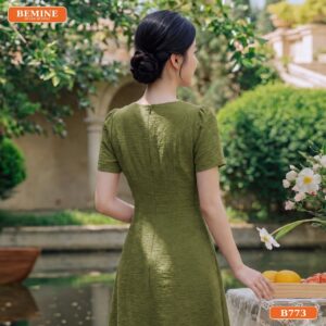 Đầm thiết kế BEMINE cổ tròn xẻ v đính cúc dáng chữ A B773 - da bánh mật