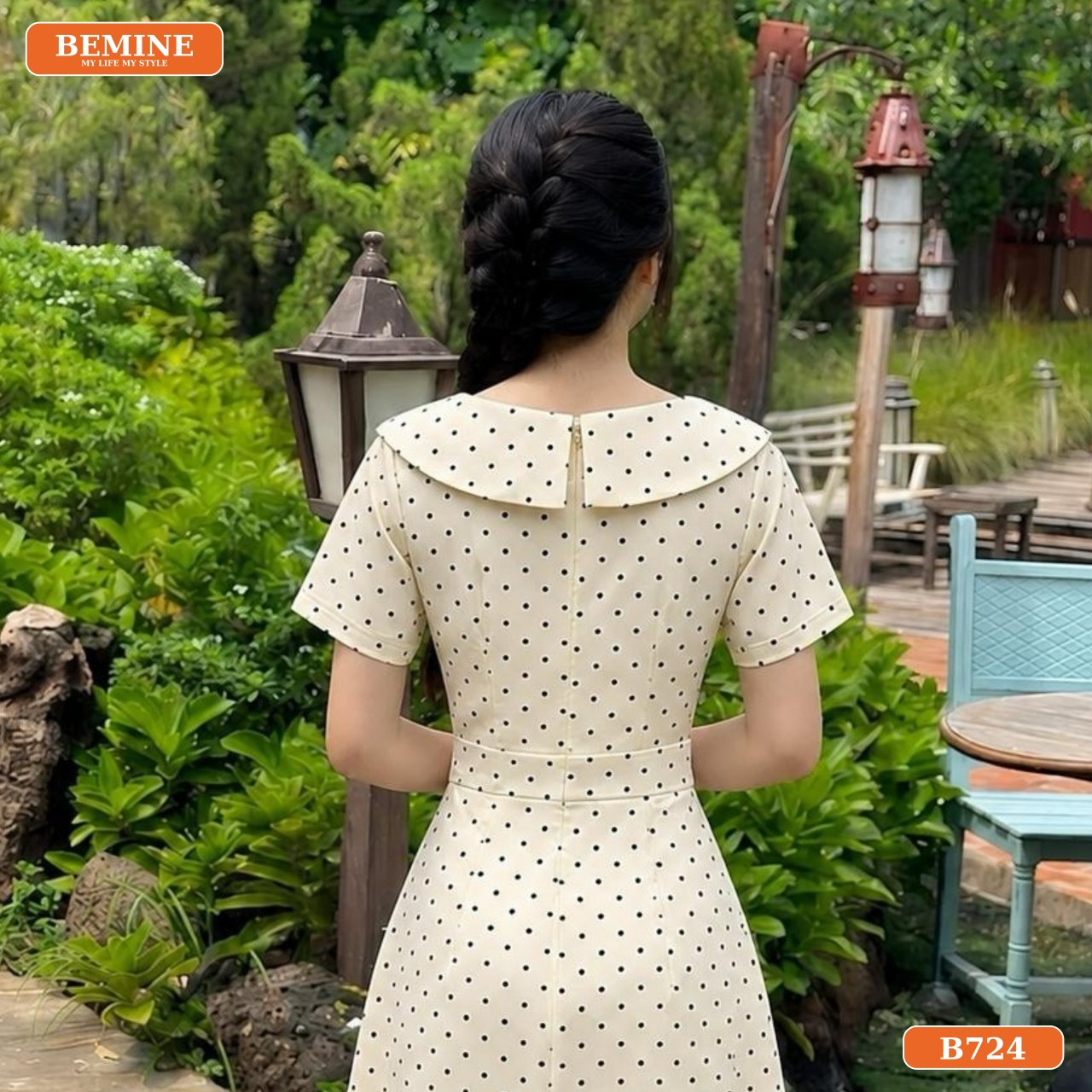 Mặt sau đầm cổ thuyền đính nút B724 có khóa kéo tiện lợi