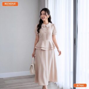 Chi tiết cổ đức và nút giả của đầm thiết kế BEMINE cổ đức kiểu peplum dáng chữ A B764