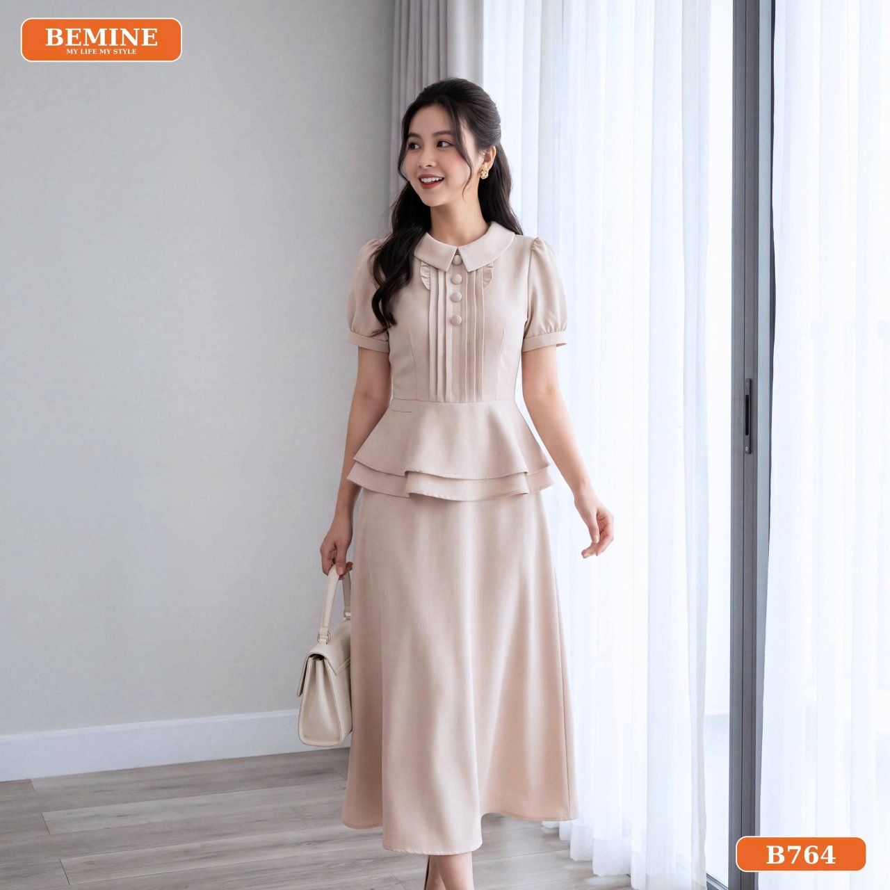 Góc nghiêng đầm thiết kế BEMINE B764 Chi tiết cổ đức và nút giả của đầm thiết kế BEMINE cổ đức kiểu peplum dáng chữ A B764