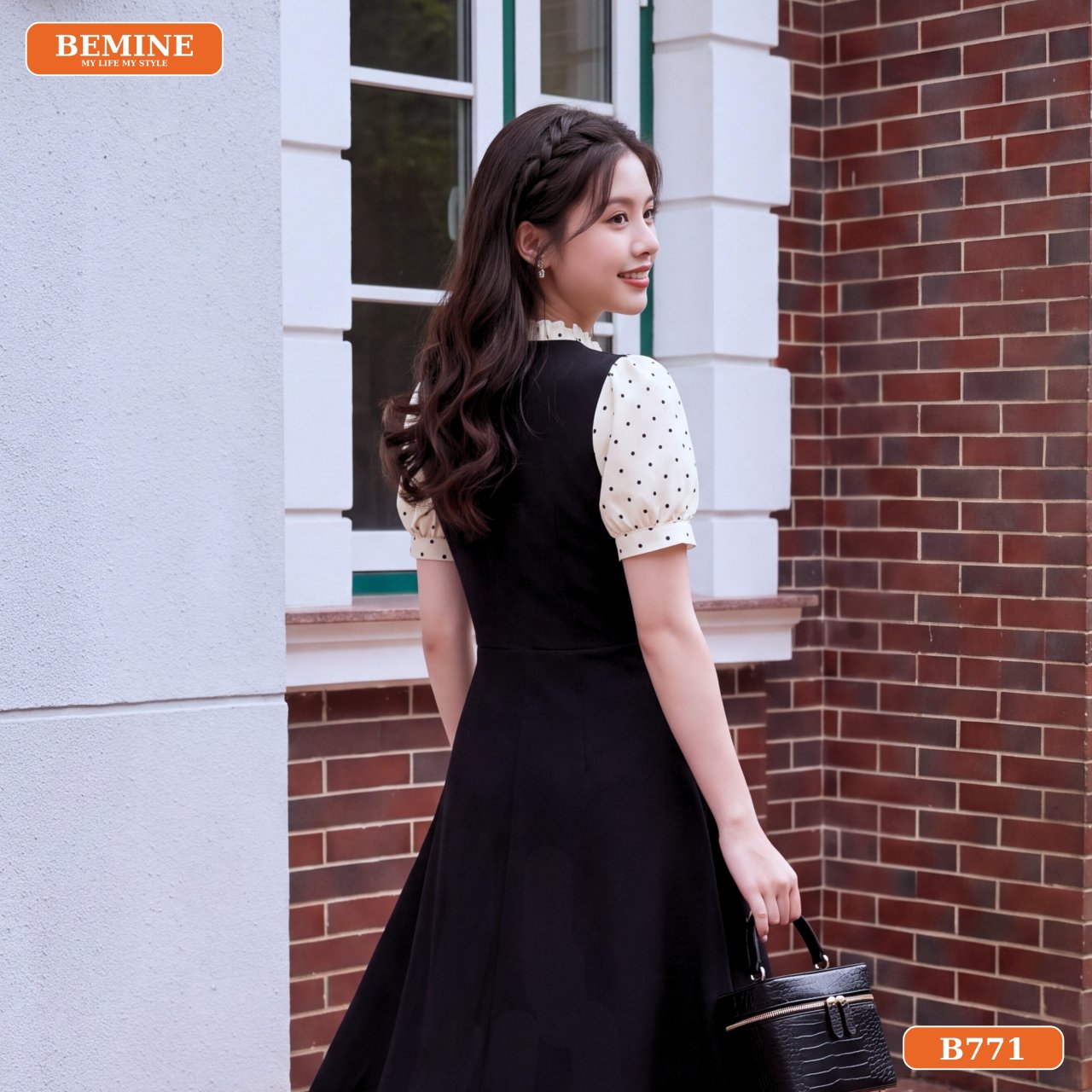 Mặt sau khóa kéo của đầm chữ A in bi B771