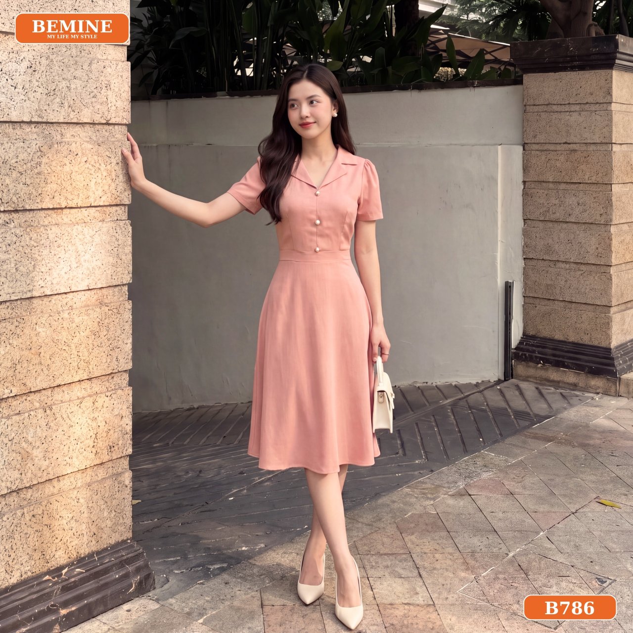 Phối đầm cổ vest dáng chữ A B786 cùng túi xách cầm tay