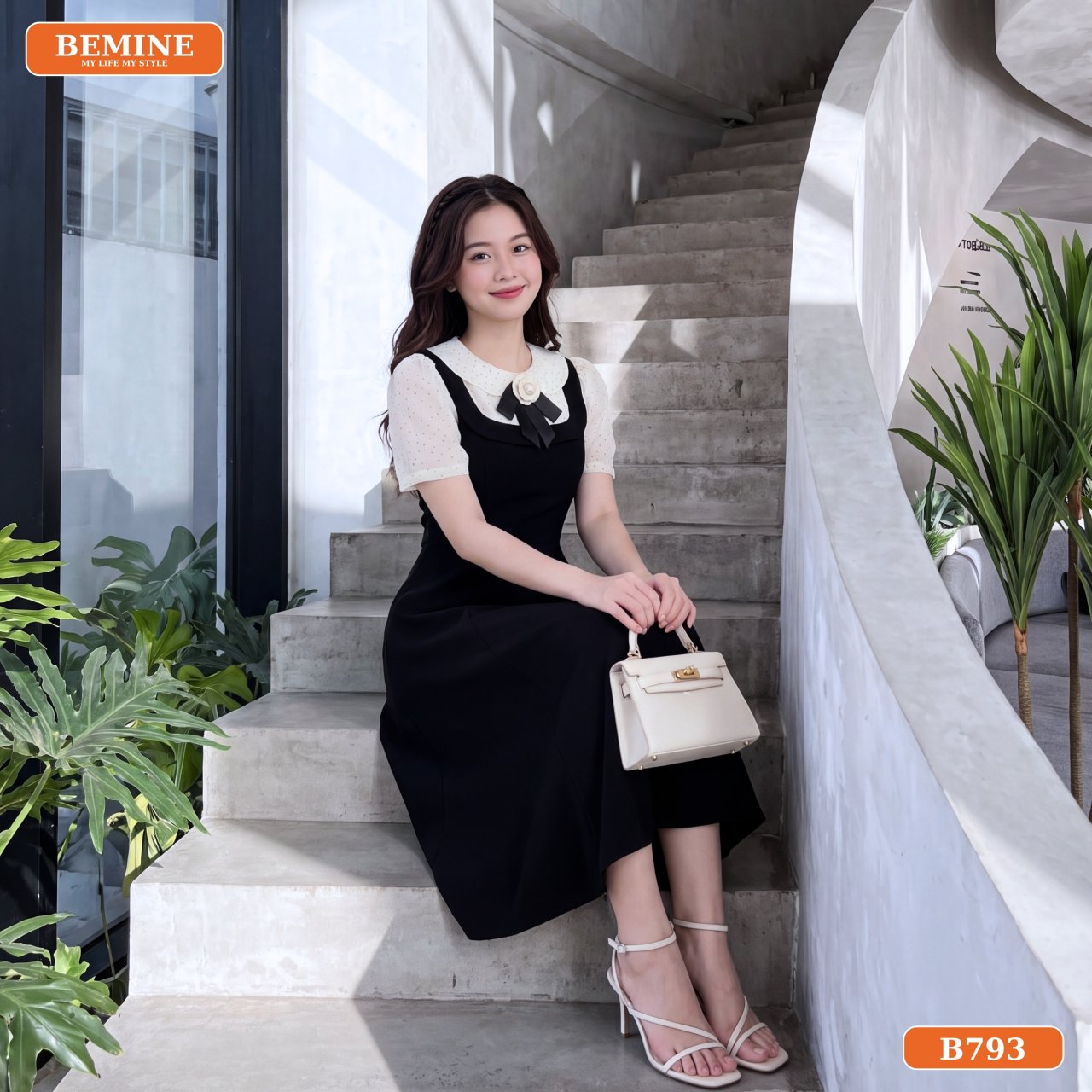 Cận cảnh chi tiết may của đầm thiết kế cổ sen B793