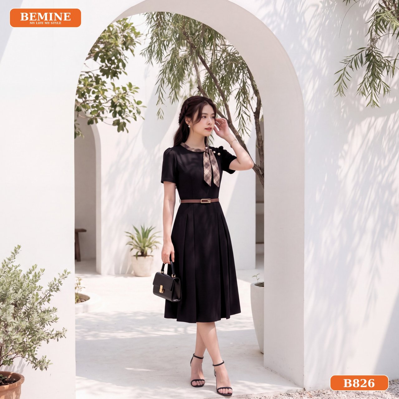 Chi tiết phom dáng đầm cổ trụ phối caro B826