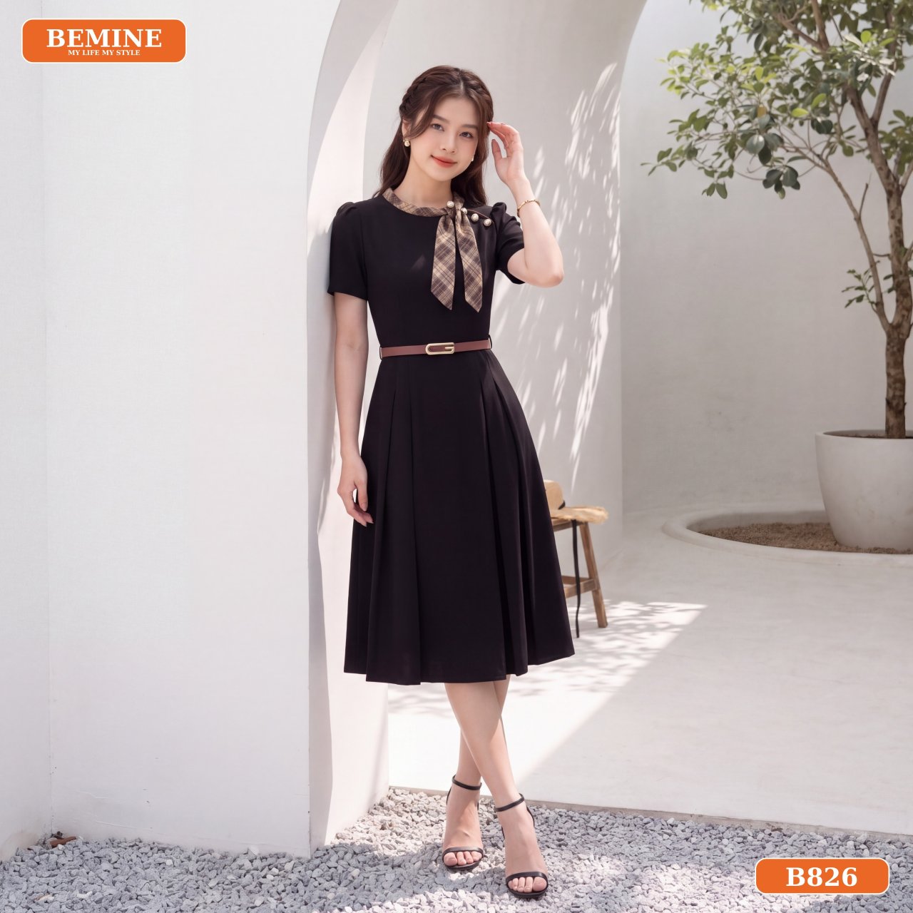 Phối đồ thanh lịch với đầm cổ trụ phối caro B826