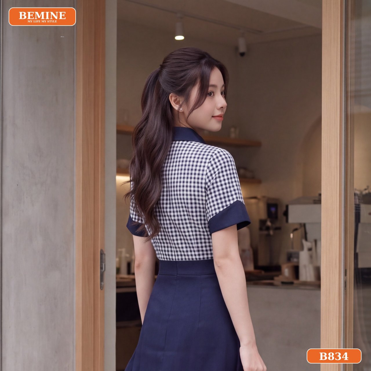 Mặt sau với hàng khóa kéo kín đáo của đầm chữ A cổ sơ mi B834