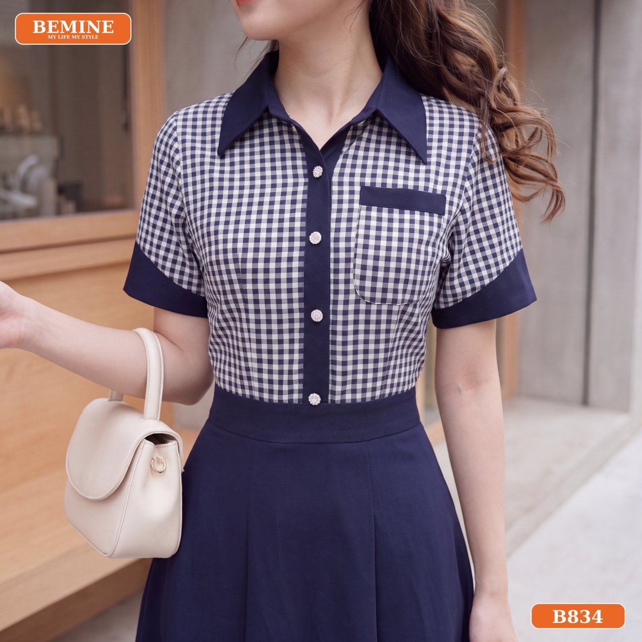 Chi tiết nút giả trang trí tinh tế trên mẫu đầm B834