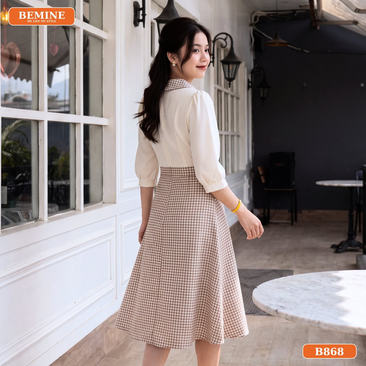 Cận cảnh đường may và nút giả trang trí đầm chữ A caro B868